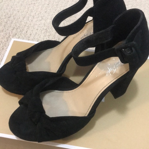 Lord and Taylor 424 Fifth heels black suede - Picture 2 of 6